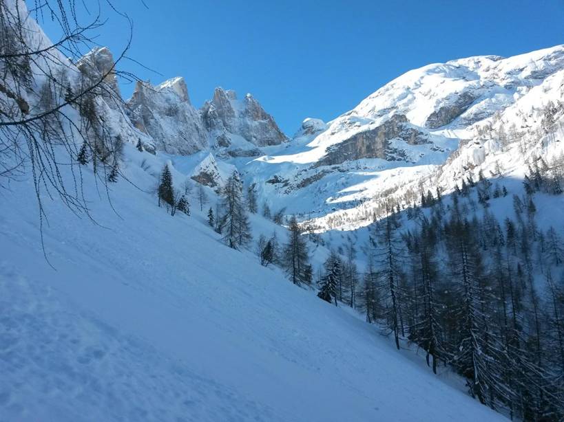 discesa dal Mulaz ( a dx ) verso Falcade 